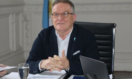 Al comenzar su exposición ante los legisladores, el integrante del gabinete del gobernador Omar Perotti destacó que “desde el primer día que asumí dije que no hay que partidizar la seguridad y que necesitamos consensos y acuerdos”. Al comenzar su exposición ante los legisladores, el integrante del gabinete del gobernador Omar Perotti destacó que “desde el primer día que asumí dije que no hay que partidizar la seguridad y que necesitamos consensos y acuerdos”.