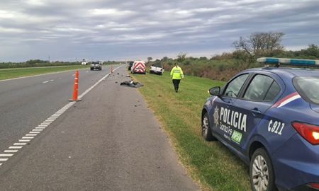 Ocurrió en el kilómetro 98 de la autopista Santa Fe - Rosario. La camioneta del Ministerio de Seguridad sufrió graves daños. Ocurrió en el kilómetro 98 de la autopista Santa Fe - Rosario. La camioneta del Ministerio de Seguridad sufrió graves daños.