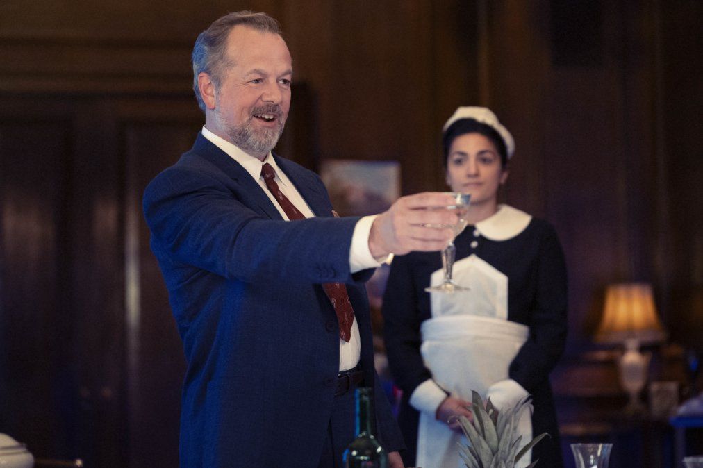 Grant Savage (David Costabile).