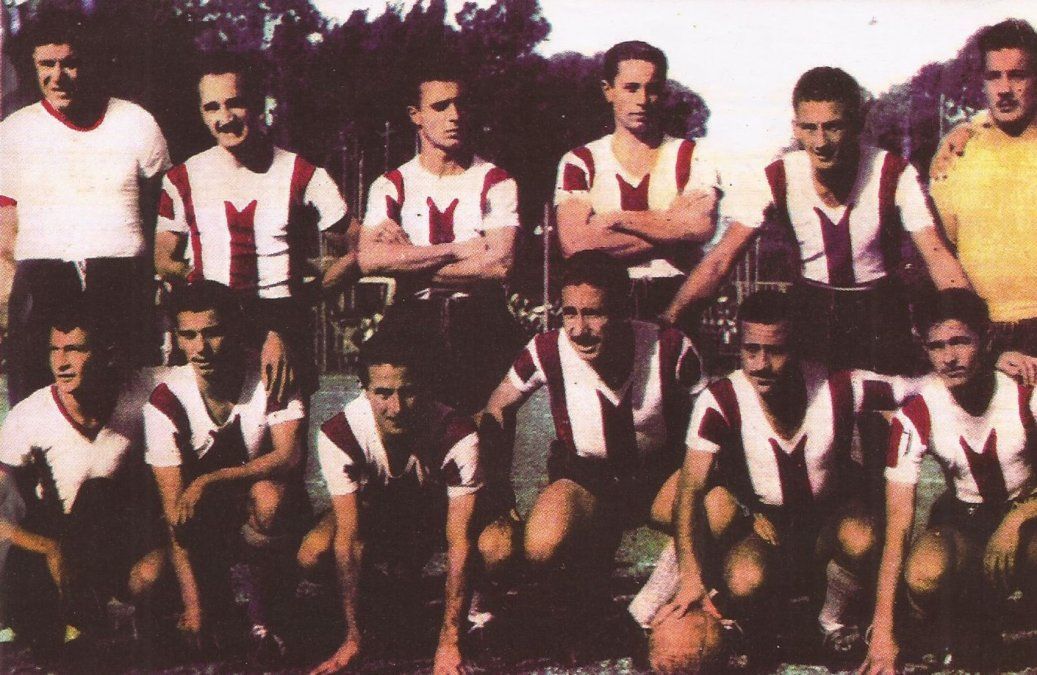 Formación del año 1953. Fue el primer plantel en lograr la victoria como visitante en un clásico por torneos de AFA.