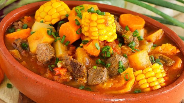 Los cocineros suelen presentar este guiso dentro de un zapallo horneado para resaltar su estética tradicional. Los cocineros suelen presentar este guiso dentro de un zapallo horneado para resaltar su estética tradicional.