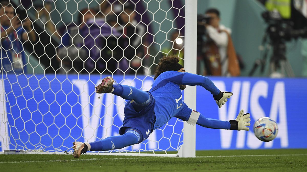 El arquero Guillermo Ochoa fue el héroe azteca al taparle un penal a Robert Lewandowski.