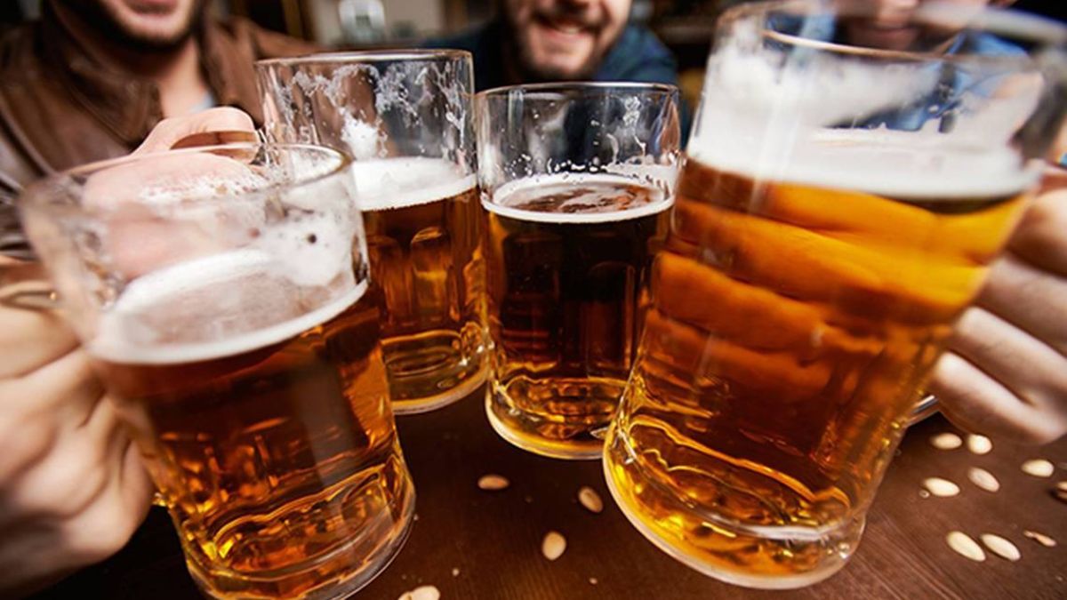 Quiénes deberían dejar de tomar cerveza de inmediato, según un médico