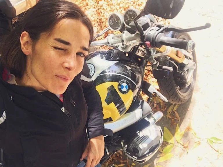 Juana Viale se mostró a bordo de una moto BMW.