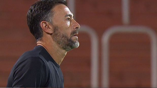 El Kily González se lamenta la jugada desperdiciada por su equipo.