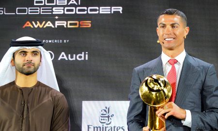 Cristiano Ronaldo superó a Lionel Messi y Ronaldinho y fue elegido como el Mejor Jugador del Siglo XXI en los Globe Soccer Awards. Cristiano Ronaldo superó a Lionel Messi y Ronaldinho y fue elegido como el Mejor Jugador del Siglo XXI en los Globe Soccer Awards.