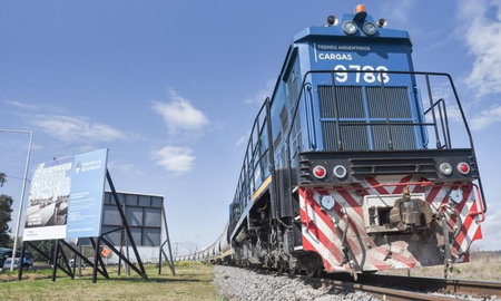 De los cerca de 450 millones de toneladas que se movilizan anualmente en el país, apenas 18,8 millones se transportan por tren. De los cerca de 450 millones de toneladas que se movilizan anualmente en el país, apenas 18,8 millones se transportan por tren.