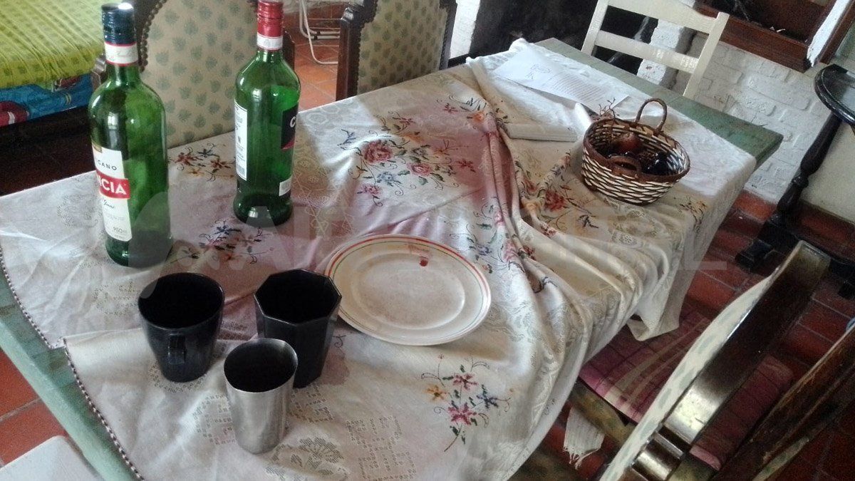 Botellas y vasos usados. Así estaba la mesa del comedor cuando María José entró a su casa después del robo.