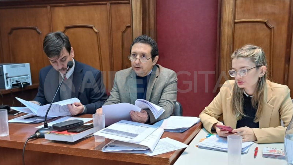 Estanislao Giavedoni, fiscal de Homicidios, junto a dos colaboradores de la Fiscalía. Estanislao Giavedoni, fiscal de Homicidios, junto a dos colaboradores de la Fiscalía.