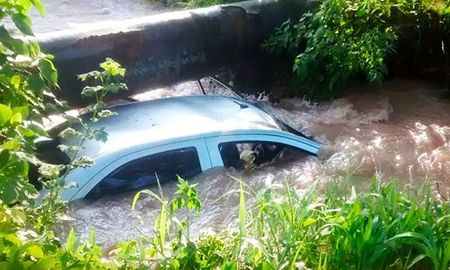 Una mujer murió ahogada luego de caer con su auto a un canal en Jujuy. Foto: El Tribuno Una mujer murió ahogada luego de caer con su auto a un canal en Jujuy. Foto: El Tribuno