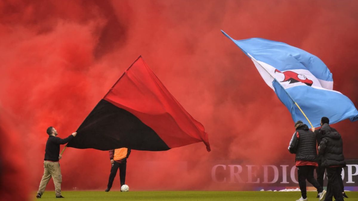 El recibimiento de los hinchas de Colón vs. Gimnasia de Mendoza.
