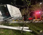La camioneta quedó tendida del guardarrail tras el accidente. La camioneta quedó tendida del guardarrail tras el accidente.