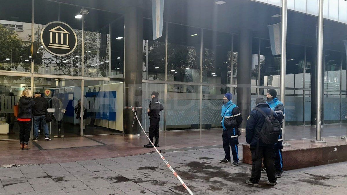 Otro banco que fue amenazado fue el Banco Naci&oacute;n de San Mart&iacute;n y C&oacute;rdoba.