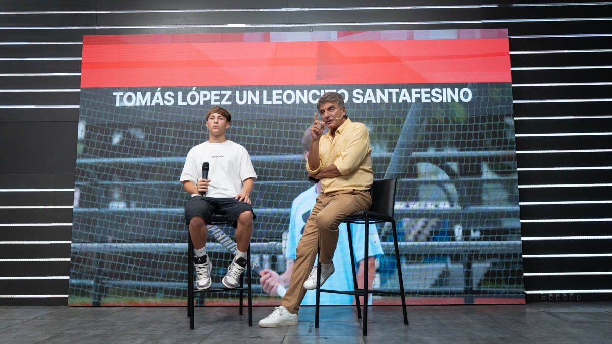 "Toto" López, promesa del hockey santafesino, en los estudios de AIRE. "Toto" López, promesa del hockey santafesino, en los estudios de AIRE.