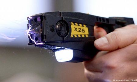 Un hombre amenazó a un policía con un cuchillo y lo redujeron con una pistola Taser. Un hombre amenazó a un policía con un cuchillo y lo redujeron con una pistola Taser.