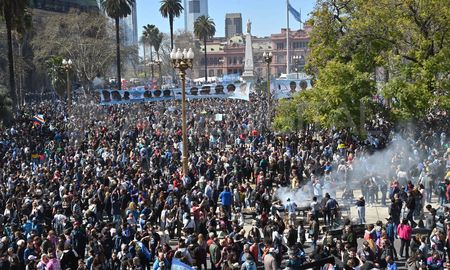 Ministros del Gabinete nacional y funcionarios nacionales se suman este viernes por la tarde a la marcha que organizaciones políticas, sindicales y sociales realizaban en la Plaza de Mayo. Ministros del Gabinete nacional y funcionarios nacionales se suman este viernes por la tarde a la marcha que organizaciones políticas, sindicales y sociales realizaban en la Plaza de Mayo.