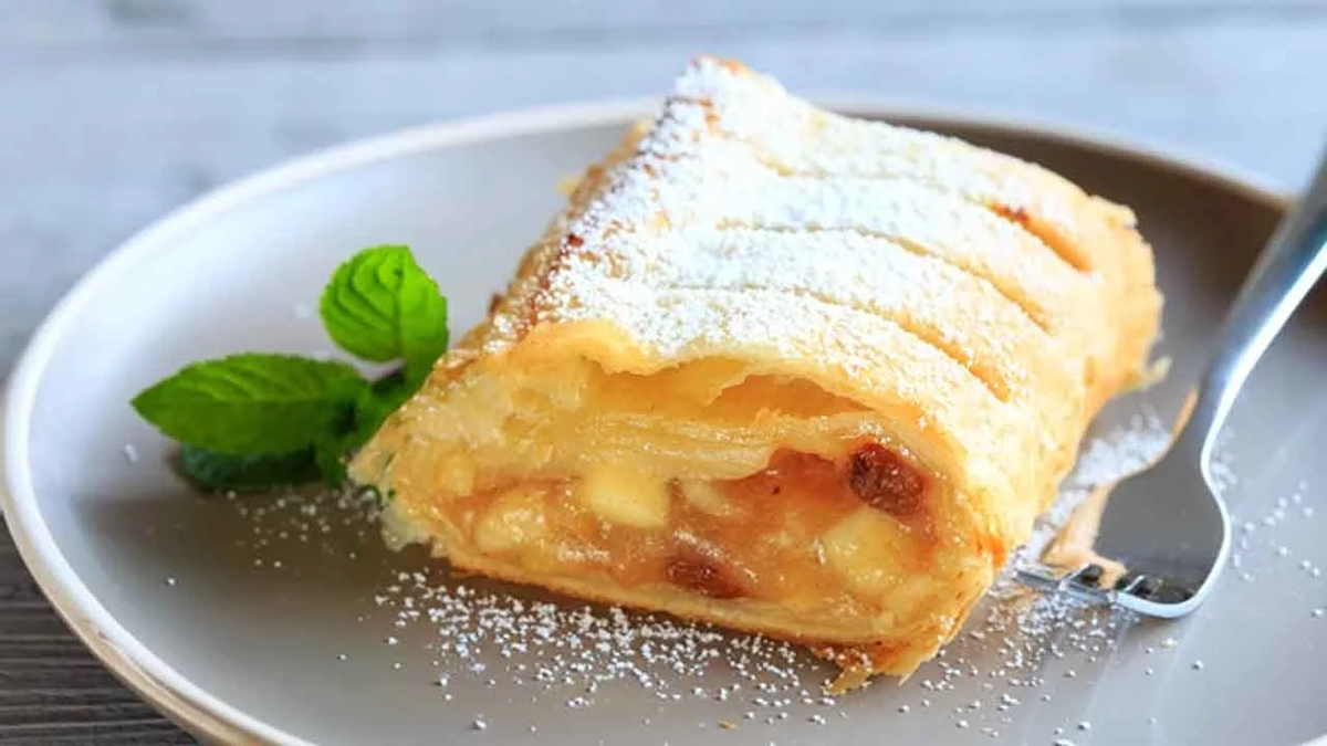 El strudel de manzana es un postre delicioso y sencillo de hacer en casa. El strudel de manzana es un postre delicioso y sencillo de hacer en casa.