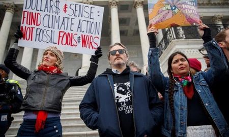 arrestan a joaquin phoenix y a martin sheen en una manifestacion por el clima