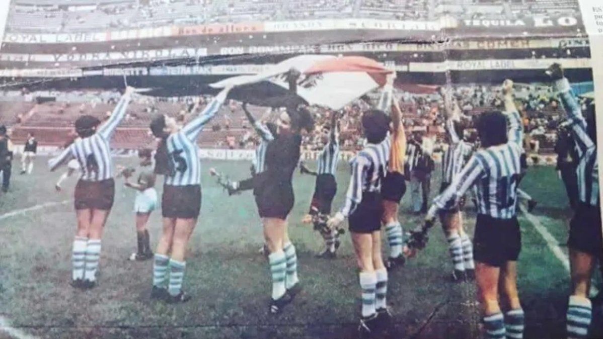 Las futbolistas argentinas celebran el pase a semifinales del Mundial de 1971