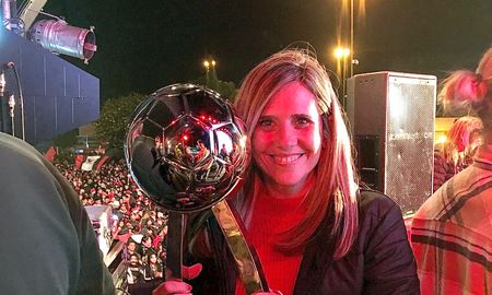 La autora del artículo con la Copa de la Liga 2021 ganada por Colón. La autora del artículo con la Copa de la Liga 2021 ganada por Colón.