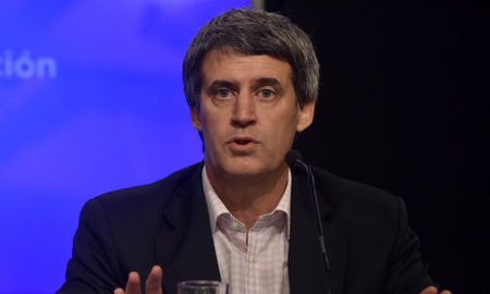 prat gay comparo ir al fmi con ?llevarte mal con tu suegro y pedirle plata? prat gay comparo ir al fmi con ?llevarte mal con tu suegro y pedirle plata?