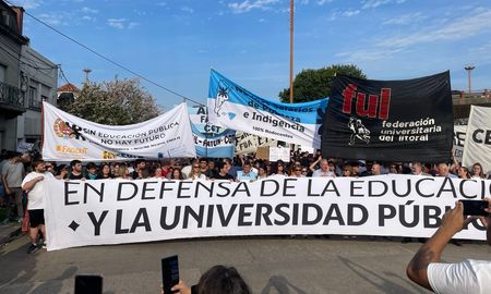 Docentes universitarios volverán a marchar el próximo 12 de mayo en reclamo por el incumplimiento de la Ley de Financiamiento Universitario y la pérdida salarial acumulada. Docentes universitarios volverán a marchar el próximo 12 de mayo en reclamo por el incumplimiento de la Ley de Financiamiento Universitario y la pérdida salarial acumulada.