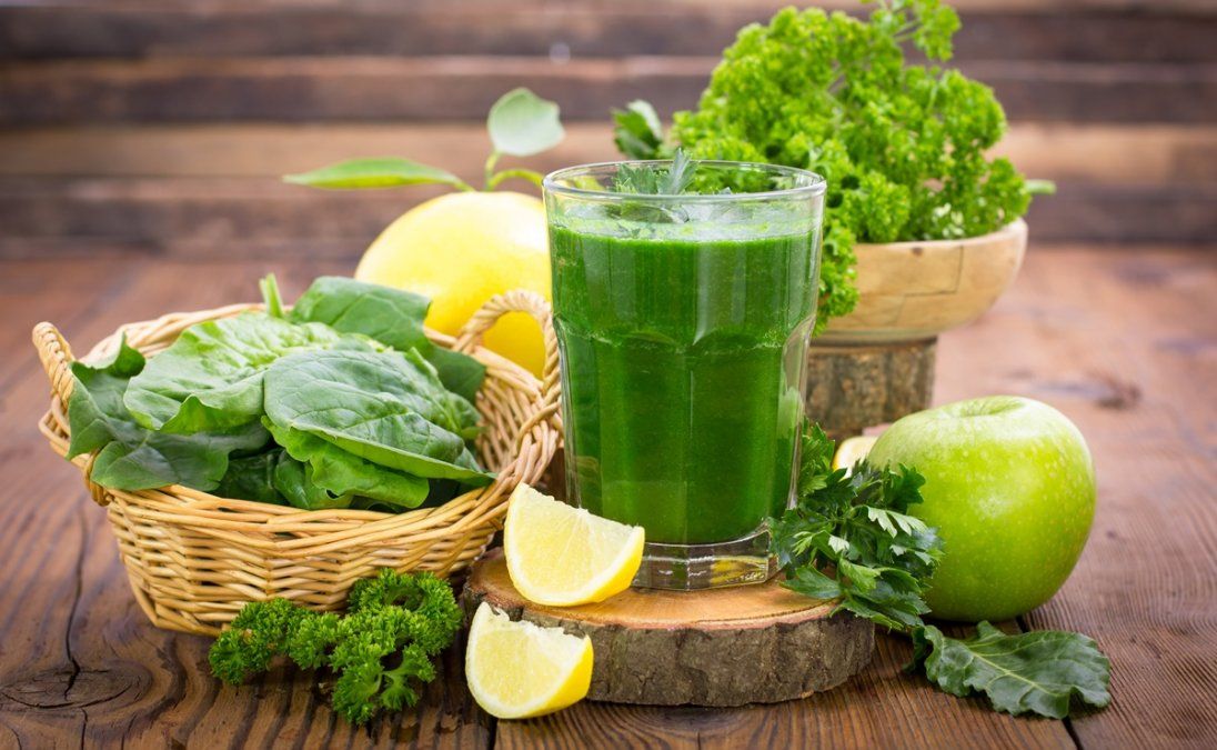 Jugo natural verde para desintoxicar el organismo y tener una piel hidratada.