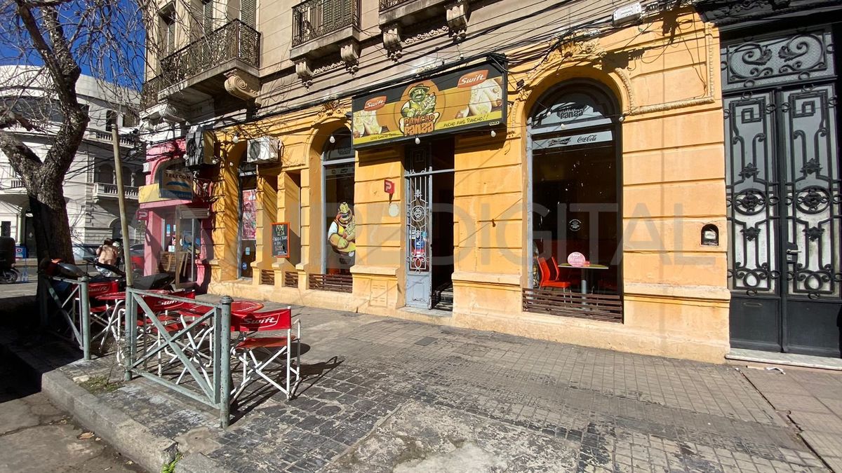 La panchería se encuentra en Junín y San Martín, en pleno centro santafesino. La panchería se encuentra en Junín y San Martín, en pleno centro santafesino.