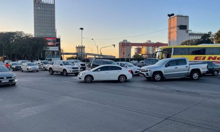 La falta de suministro eléctrico dejó fuera de servicio tres semáforos que se ubican sobre Alem generando un importante caos vehicular. La falta de suministro eléctrico dejó fuera de servicio tres semáforos que se ubican sobre Alem generando un importante caos vehicular.