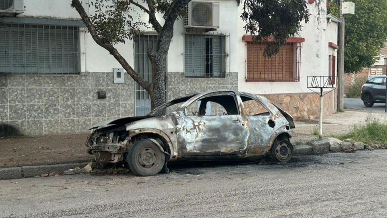 Incendio en barrio Sur: un auto terminó consumido por las llamas en la madrugada