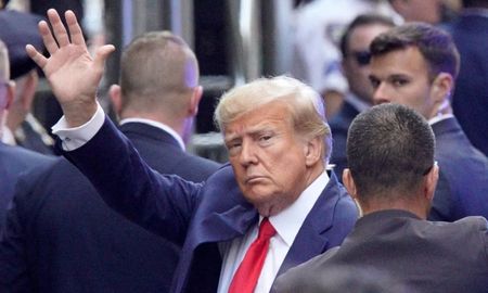 Trump saludó a sus seguidores al llegar al Tribunal Penal de Manhattan. Trump saludó a sus seguidores al llegar al Tribunal Penal de Manhattan.