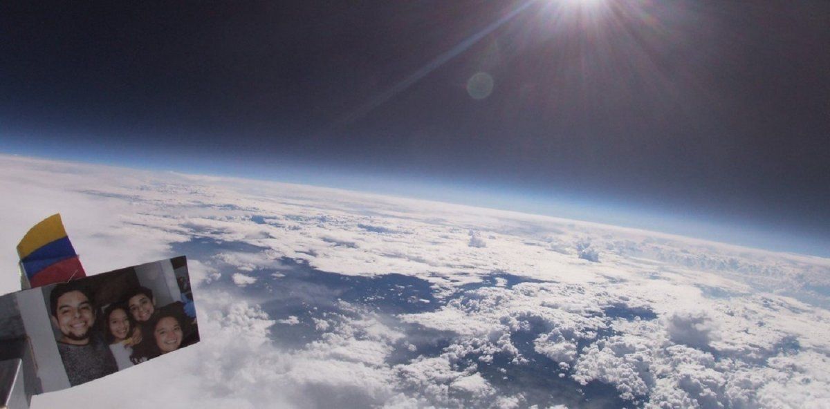 Mandó al espacio una caja de helados y un globo y alcanzó un Récord Guinness.