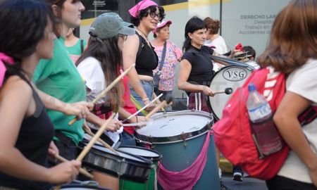 Miles de mujeres y disidencias marcharon este lunes en la ciudad de Santa Fe. Miles de mujeres y disidencias marcharon este lunes en la ciudad de Santa Fe.