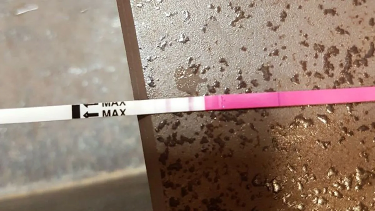 Encontró un test de embarazo en una estación de servicio y se hizo viral
