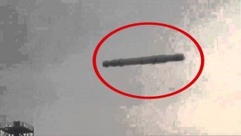 Apareció OVNI con forma de cigarrillo en medio de un noticiero en vivo