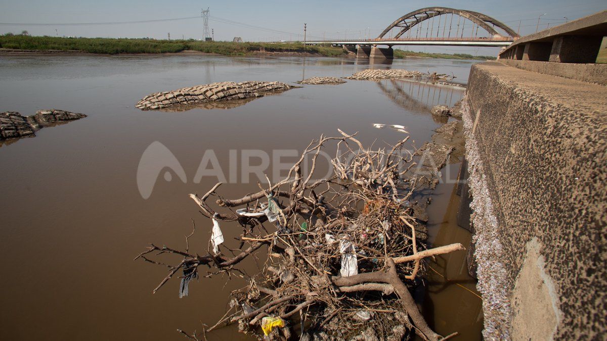 Con la bajante emergi&oacute; la malla geotextil de la defensa y mucha basura en la costanera de Santo Tom&eacute;.