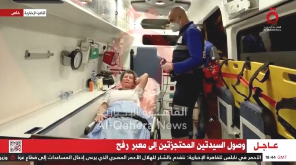 Nurit Cooper (también conocida como Nurit Yitzhak) y Yocheved Lifshitz, quienes fueron rehenes de militantes palestinos de Hamas, son transportados después de ser liberados por los militantes a Israel, en esta captura de pantalla de video, 23 de octubre de 2023.