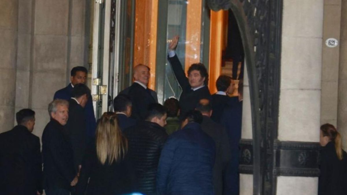 Javier Milei y Yuyito González se mostraron juntos en un palco del Teatro Colón. Javier Milei y Yuyito González se mostraron juntos en un palco del Teatro Colón.