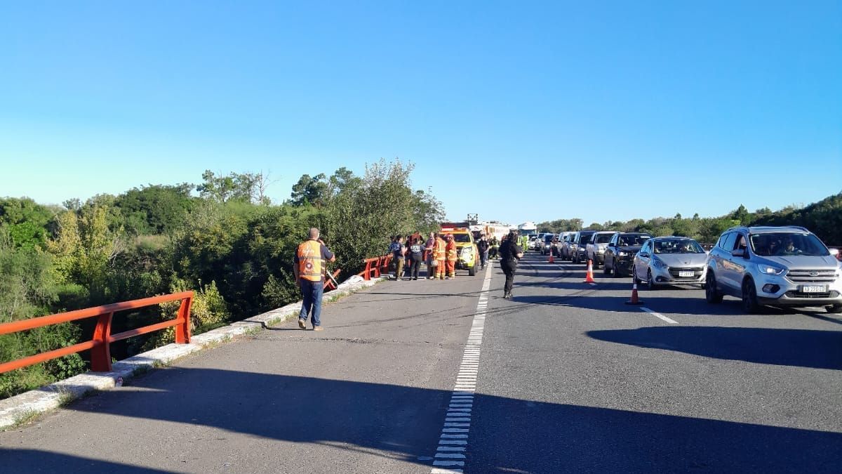 Accidente en la Autopista Rosario - Santa Fe: un camión cayó al río Carcaraña y el conductor logró salir del vehículo