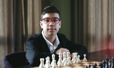El prodigio argentino, de 12 años, alcanzó la máxima categoría del ajedrez mundial y quedó como el segundo Gran Maestro más joven de la historia. El prodigio argentino, de 12 años, alcanzó la máxima categoría del ajedrez mundial y quedó como el segundo Gran Maestro más joven de la historia.