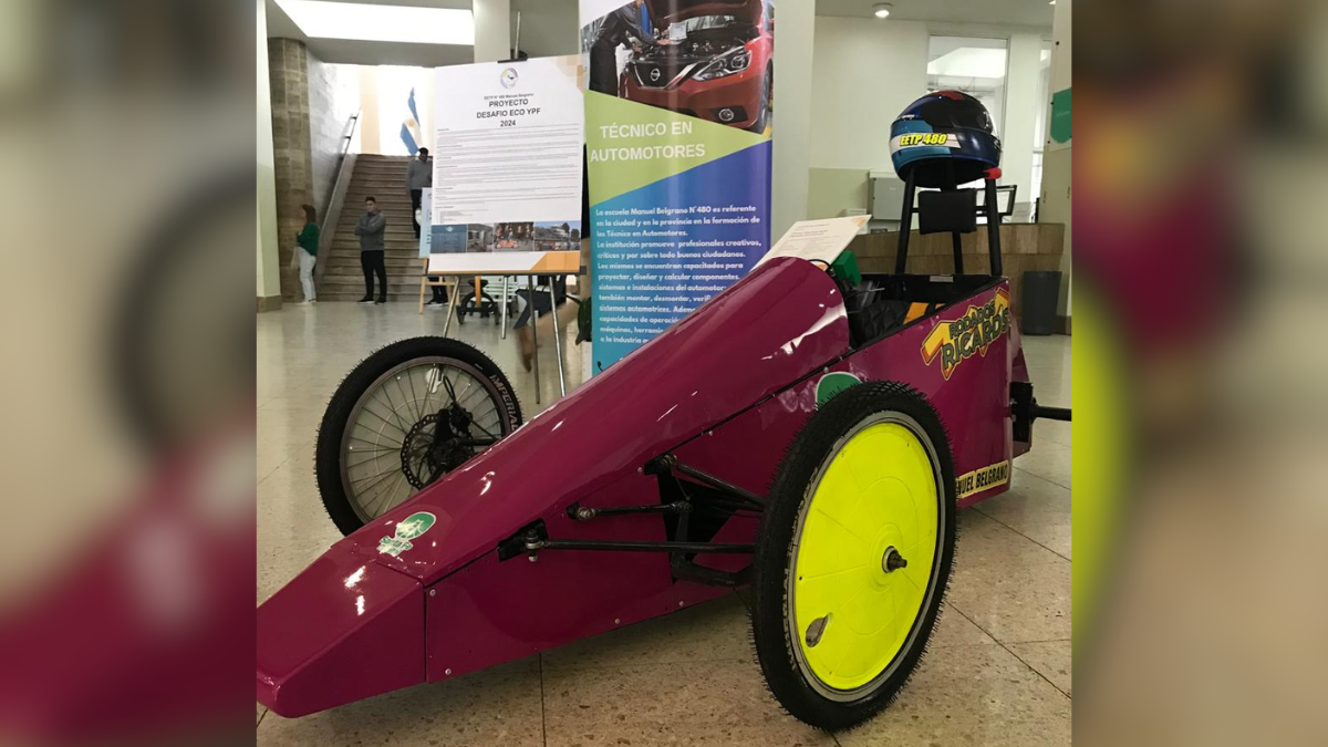 Jóvenes santafesinos estudiantes de la Escuela Manuel Belgrano, construyeron un auto eléctrico y buscan competir en una carrera nacional. Jóvenes santafesinos estudiantes de la Escuela Manuel Belgrano, construyeron un auto eléctrico y buscan competir en una carrera nacional.