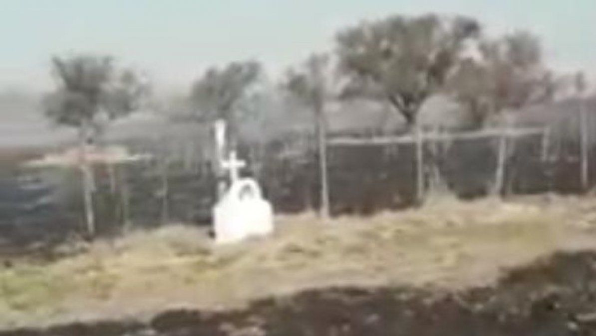 Consideran milagroso que un altar no se quemara durante un incendio de pastizales en Santa Fe