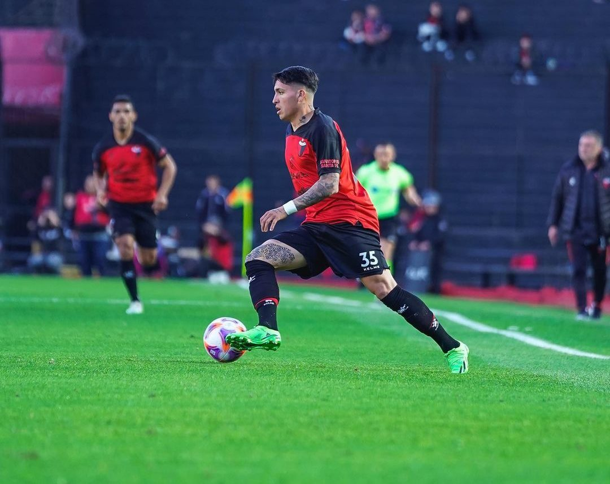 Facundo Farías haciendo lo que más le gusta: jugar en Colón.