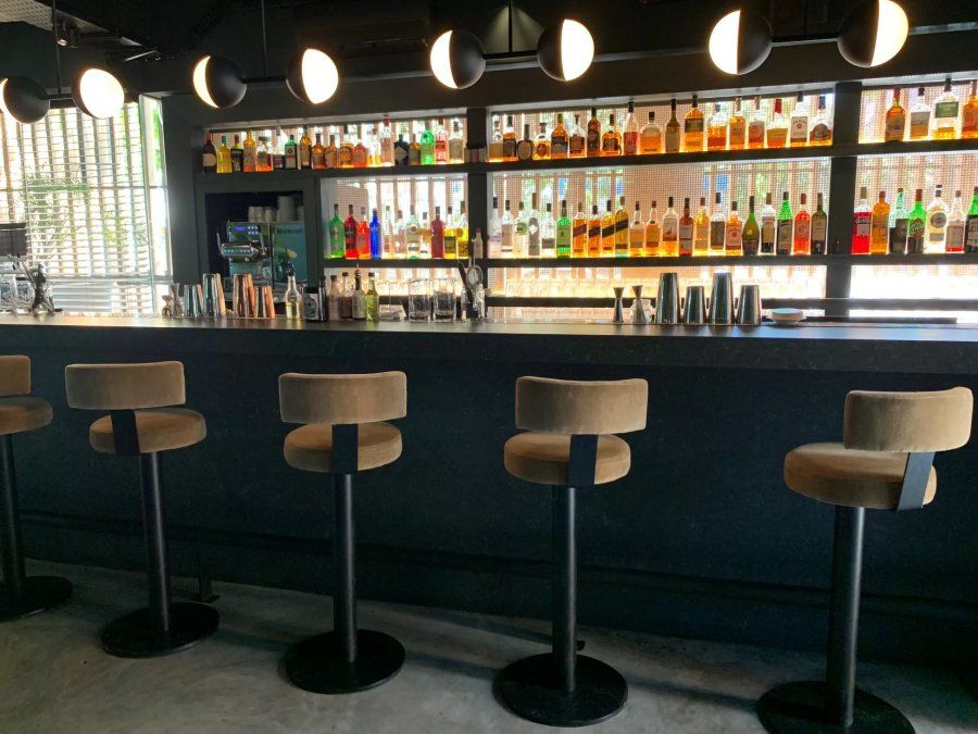 El cartel en un restaurante que encendió el debate en las redes: Cómo joder a los adolescentes con una sola foto