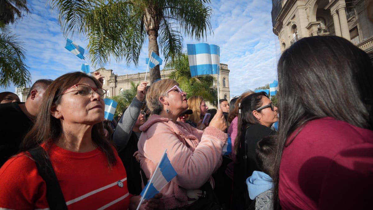 Con la Casa de Gobierno de fondo, se realizó el acto central y el desfile cívico-militar por el 25 de Mayo en Santa Fe. Con la Casa de Gobierno de fondo, se realizó el acto central y el desfile cívico-militar por el 25 de Mayo en Santa Fe.