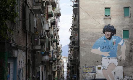 La ciudad italiana de Nápoles, donde Diego Maradona brilló en la década de 1980, se encuentra en shock tras la muerte del exfutbolista argentino. La ciudad italiana de Nápoles, donde Diego Maradona brilló en la década de 1980, se encuentra en shock tras la muerte del exfutbolista argentino.