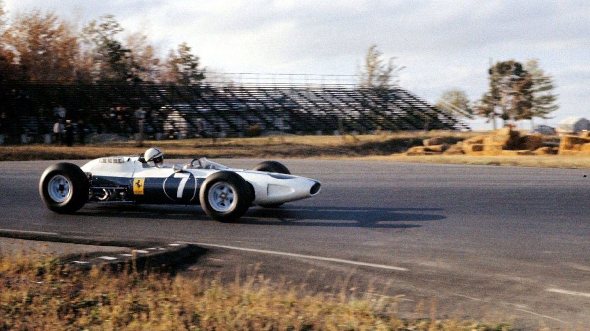 El título de Fórmula 1 de 1964 se decidió en la última carrera del año, el GP de México, disputado en el circuito Magdalena Mixhuca el 25 de octubre. Surtees finalizó 2°, y se llevó el título por apenas un punto sobre su compatriota Graham Hill: 40 a 39. A la fecha, es el único piloto de la historia que fue campeón mundial de motociclismo y, además, de la Fórmula 1. Es decir, John se coronó tanto sobre dos como cuatro ruedas.