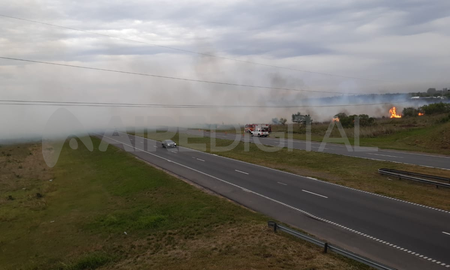 El humo del incendio afecta ambas manos de la Autopista Santa Fe-Rosario. El humo del incendio afecta ambas manos de la Autopista Santa Fe-Rosario.