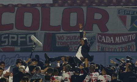 Hernán Crespo ganó su primer título como entrenador del San Pablo al lograr el Campeonato Paulista, luego de vencer a Palmeiras por 2-0. Hernán Crespo ganó su primer título como entrenador del San Pablo al lograr el Campeonato Paulista, luego de vencer a Palmeiras por 2-0.