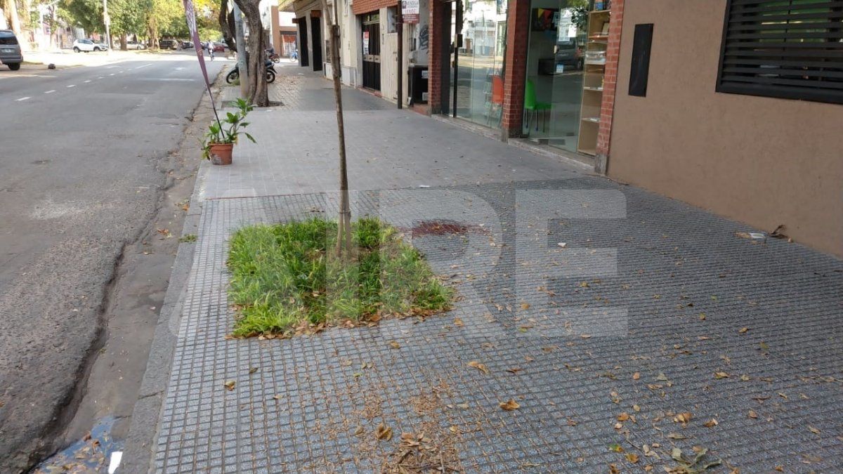 Rastros. Por la caída quedó una mancha de sangre en la vereda. 